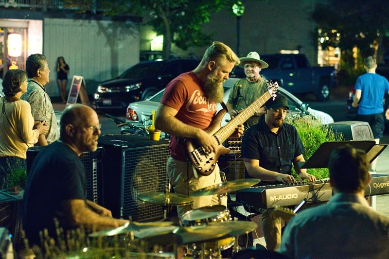 LA MÚSICA Y ACTUACIONES EN VIVO VUELVEN A CAFETERIAS Y BARES - FG Ingenieria